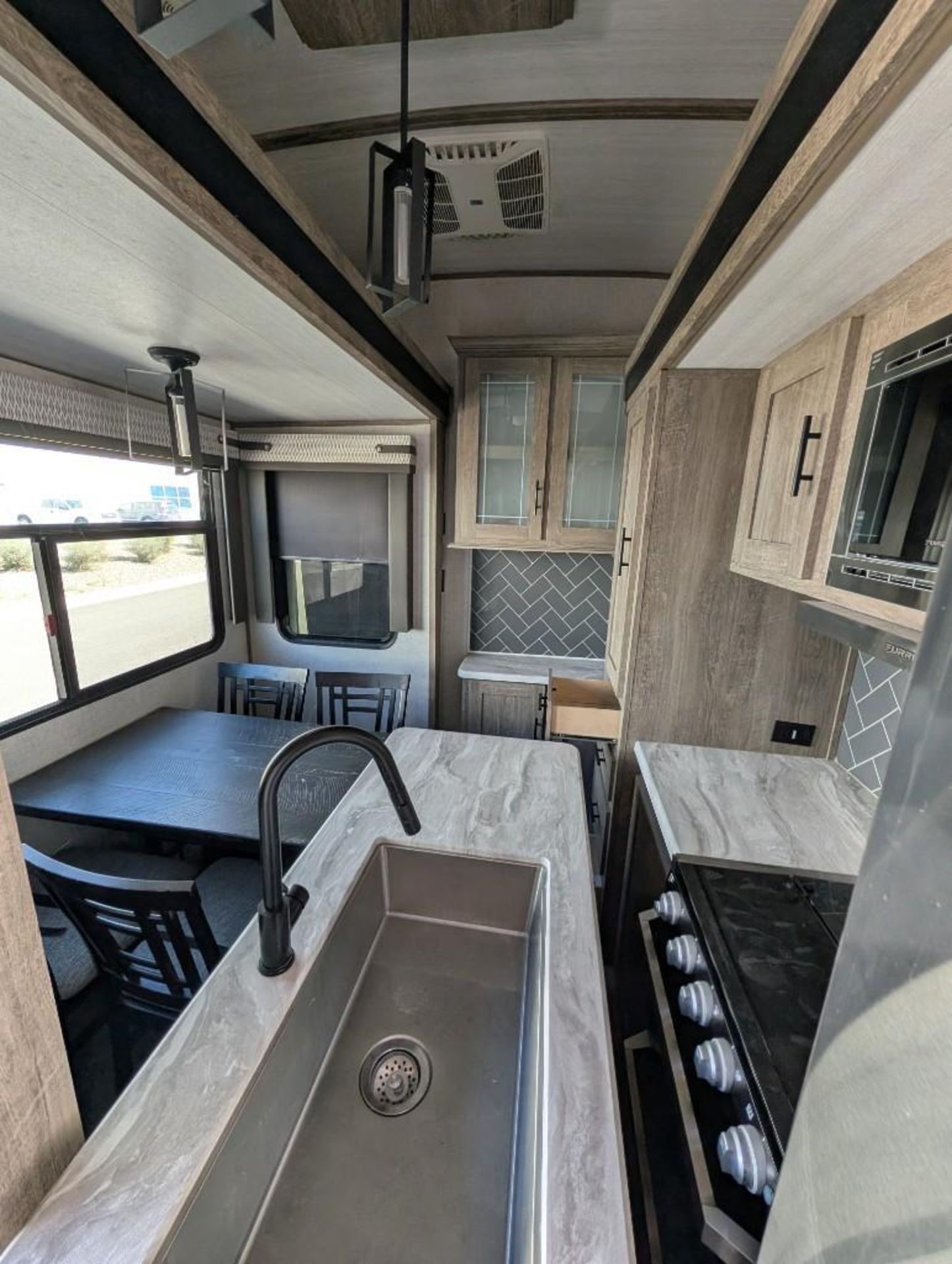 2020 Forest River Salem Hemisphere 5th wheel travel trailer VIN #: 4X4FSBP24LV006926 Features and No - Image 19 of 20