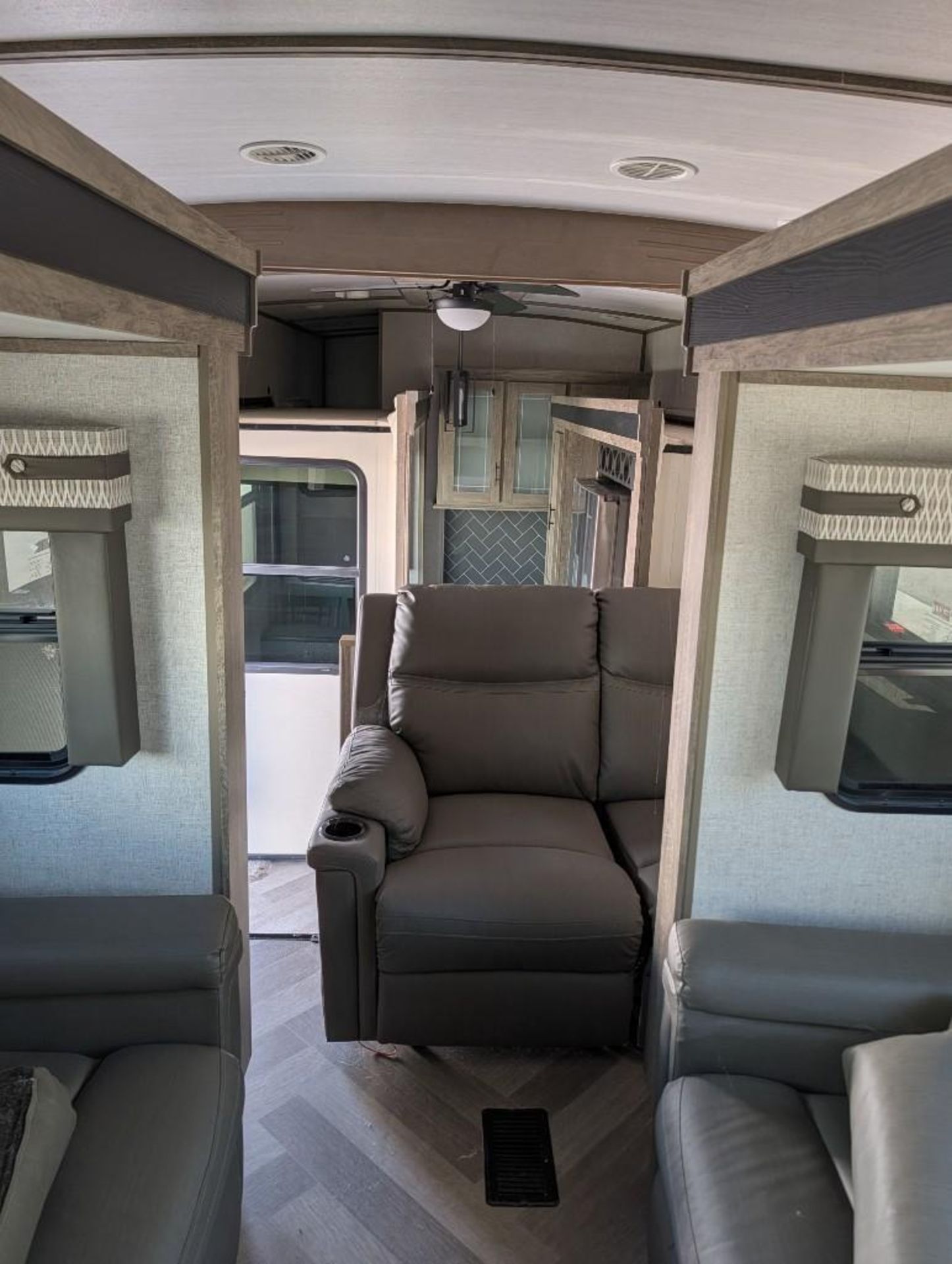 2020 Forest River Salem Hemisphere 5th wheel travel trailer VIN #: 4X4FSBP24LV006926 Features and No - Image 11 of 20