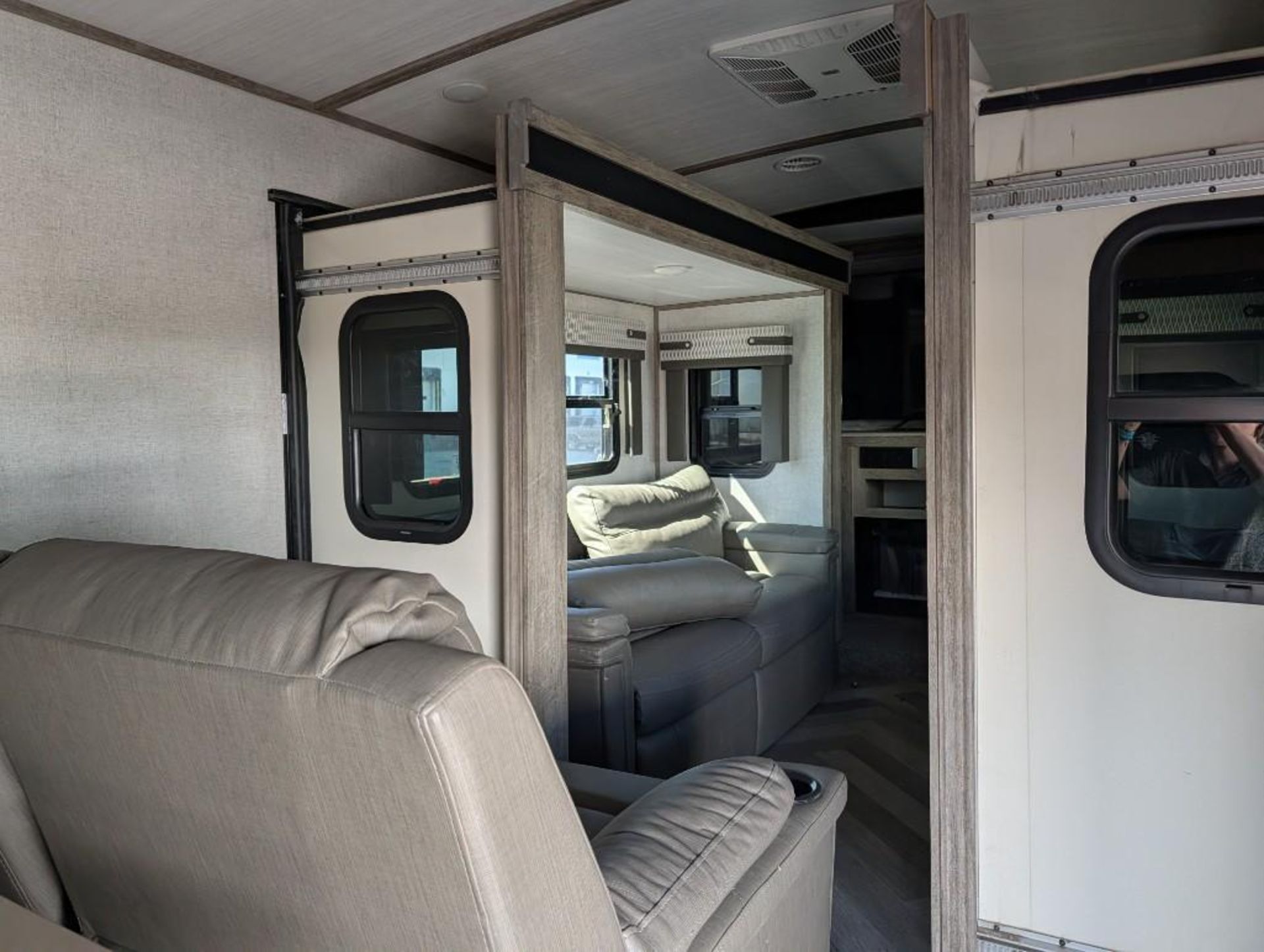 2020 Forest River Salem Hemisphere 5th wheel travel trailer VIN #: 4X4FSBP24LV006926 Features and No - Image 14 of 20