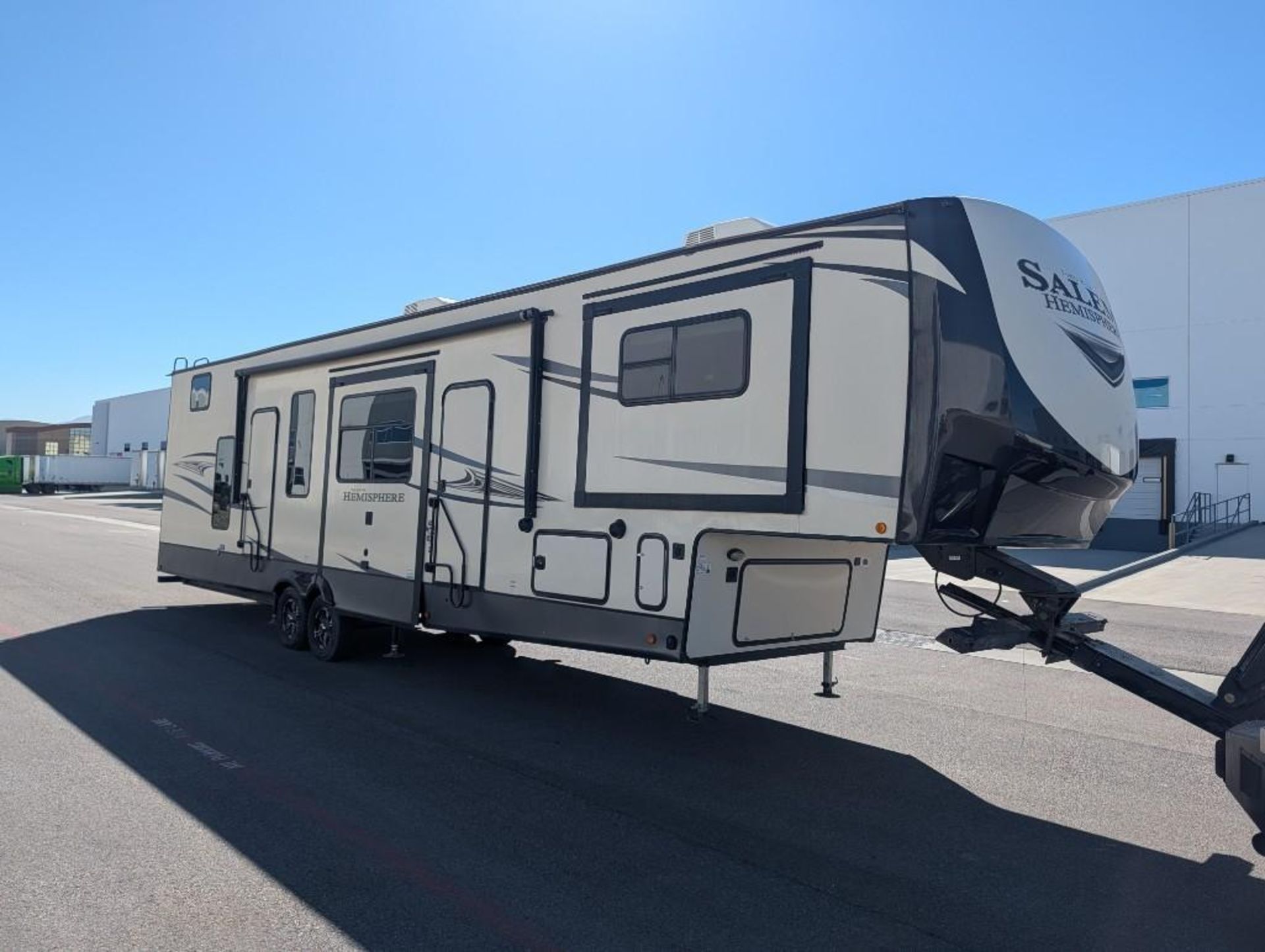 2020 Forest River Salem Hemisphere 5th wheel travel trailer VIN #: 4X4FSBP24LV006926 Features and No - Image 8 of 20