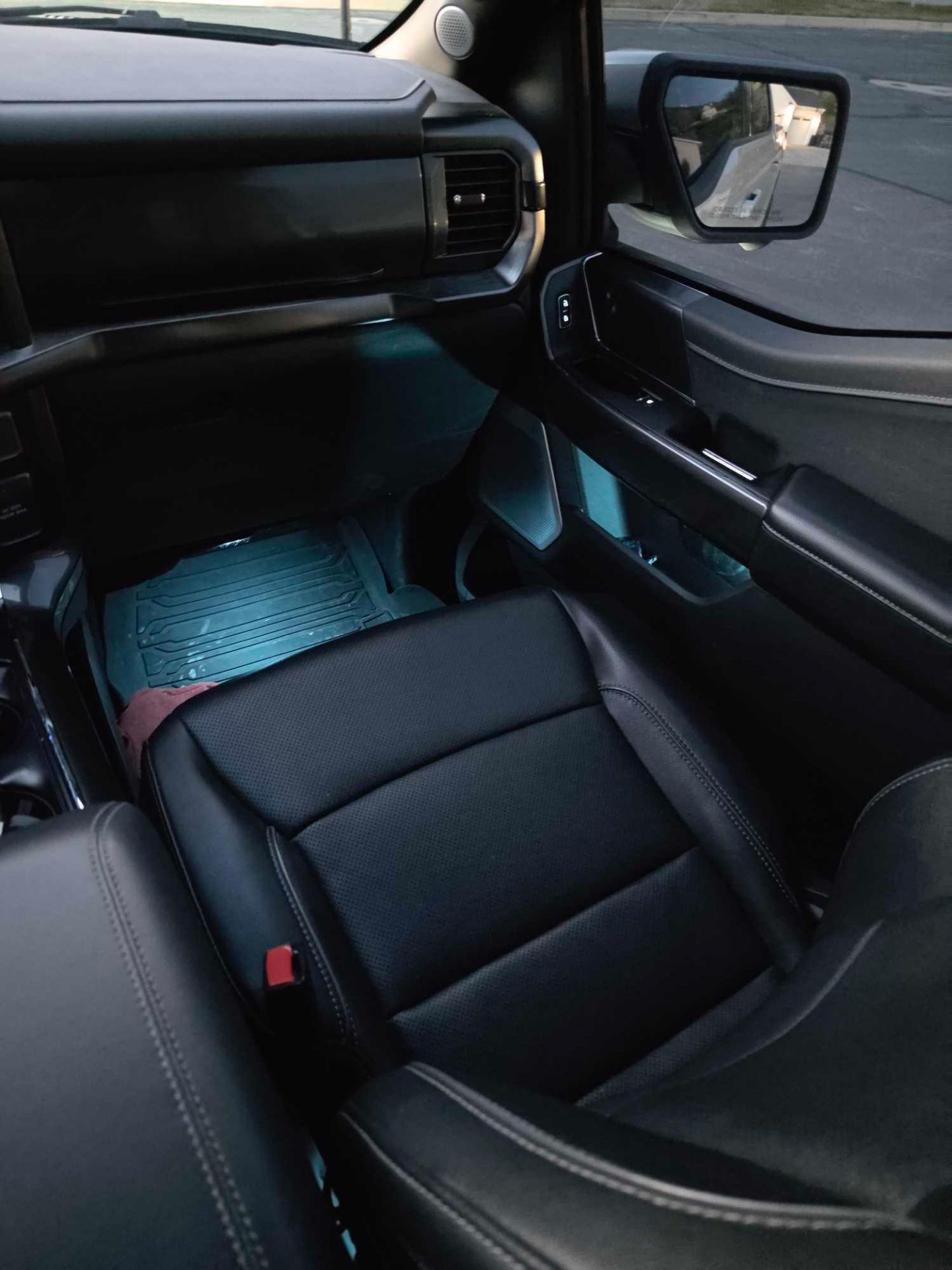 2023 Ford F-150 Lariat, Black Appearance Package, One Owner, Moonroof, 48,000 Miles, Clean Title, VI - Image 18 of 22
