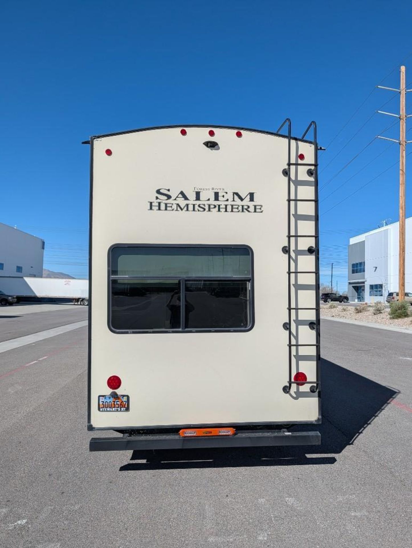 2020 Forest River Salem Hemisphere 5th wheel travel trailer VIN #: 4X4FSBP24LV006926 Features and No - Image 4 of 20