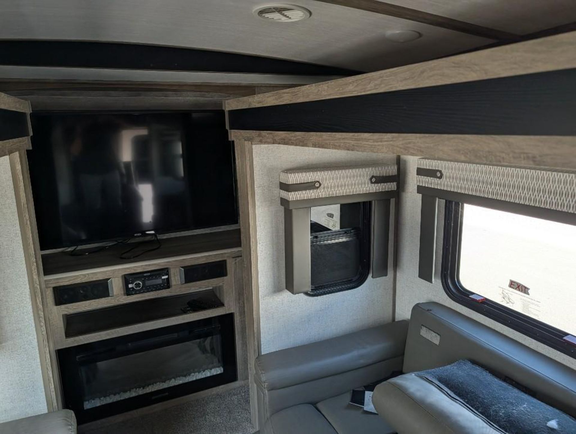 2020 Forest River Salem Hemisphere 5th wheel travel trailer VIN #: 4X4FSBP24LV006926 Features and No - Image 12 of 20