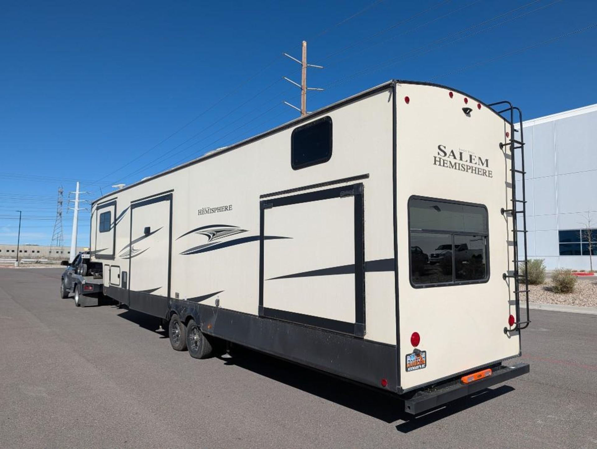 2020 Forest River Salem Hemisphere 5th wheel travel trailer VIN #: 4X4FSBP24LV006926 Features and No - Image 6 of 20