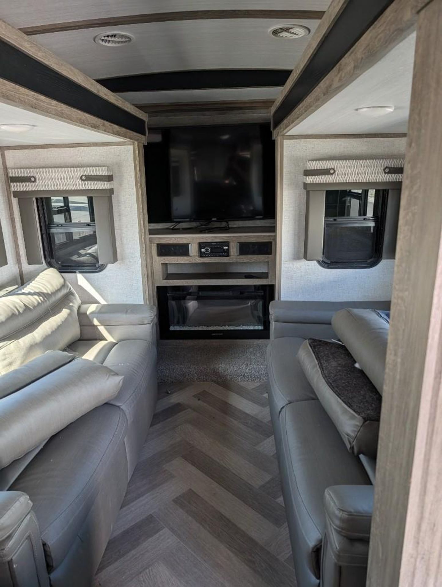 2020 Forest River Salem Hemisphere 5th wheel travel trailer VIN #: 4X4FSBP24LV006926 Features and No - Image 10 of 20