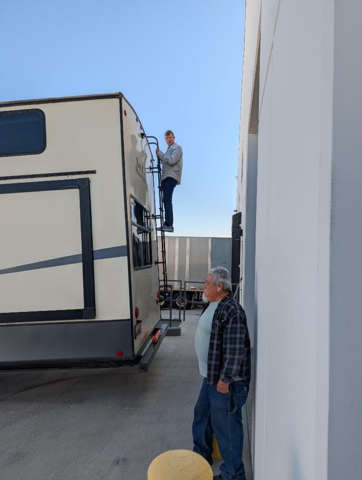 2020 Forest River Salem Hemisphere 5th wheel travel trailer VIN #: 4X4FSBP24LV006926 Features and No - Image 9 of 20