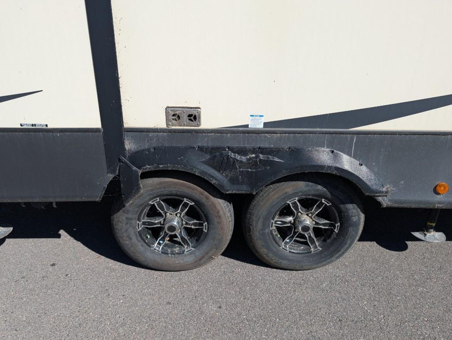 2020 Forest River Salem Hemisphere 5th wheel travel trailer VIN #: 4X4FSBP24LV006926 Features and No - Image 5 of 20