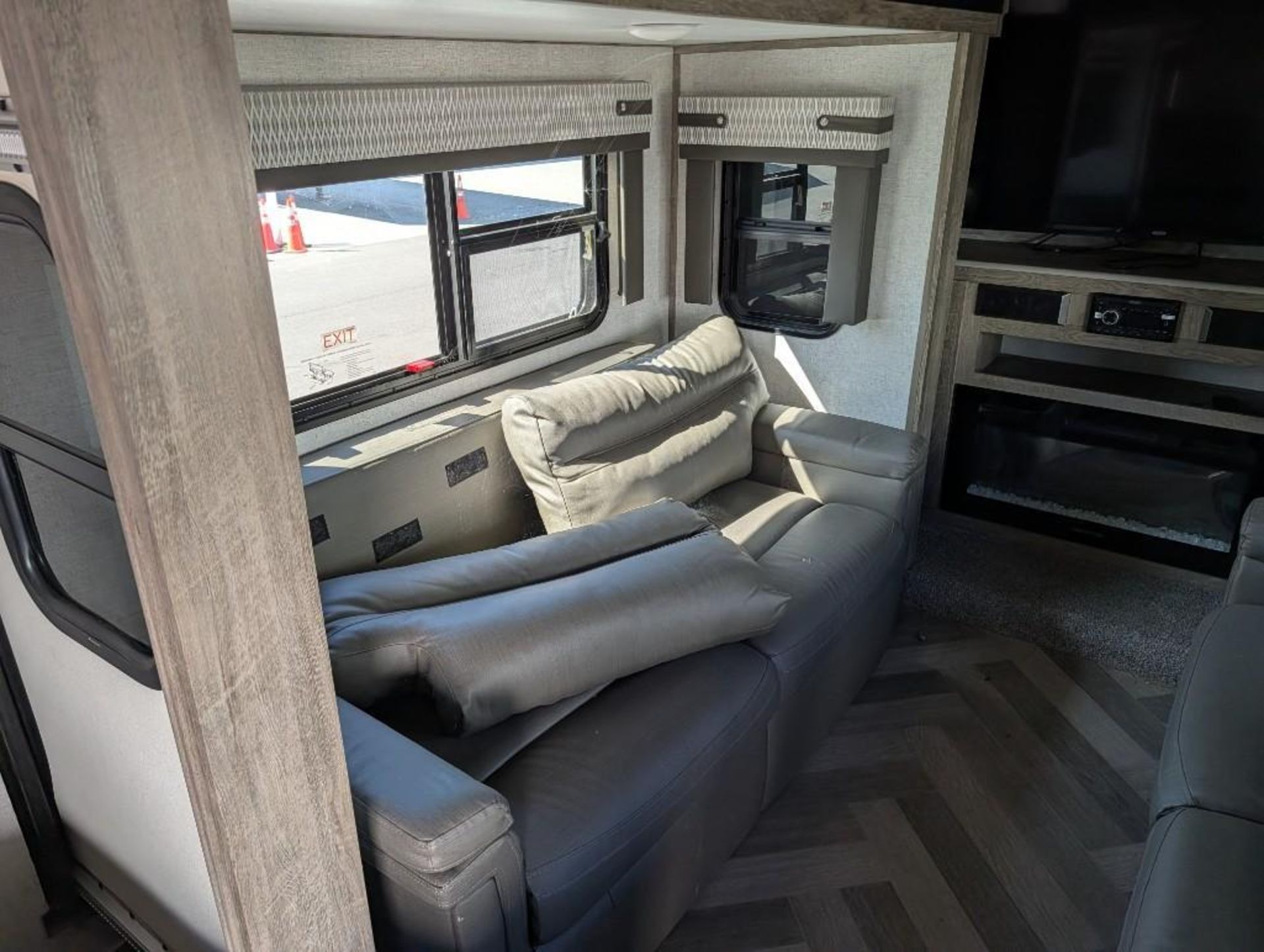 2020 Forest River Salem Hemisphere 5th wheel travel trailer VIN #: 4X4FSBP24LV006926 Features and No - Image 13 of 20