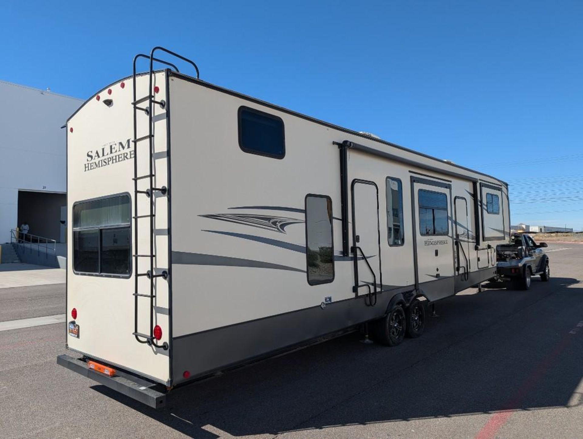 2020 Forest River Salem Hemisphere 5th wheel travel trailer VIN #: 4X4FSBP24LV006926 Features and No - Image 3 of 20