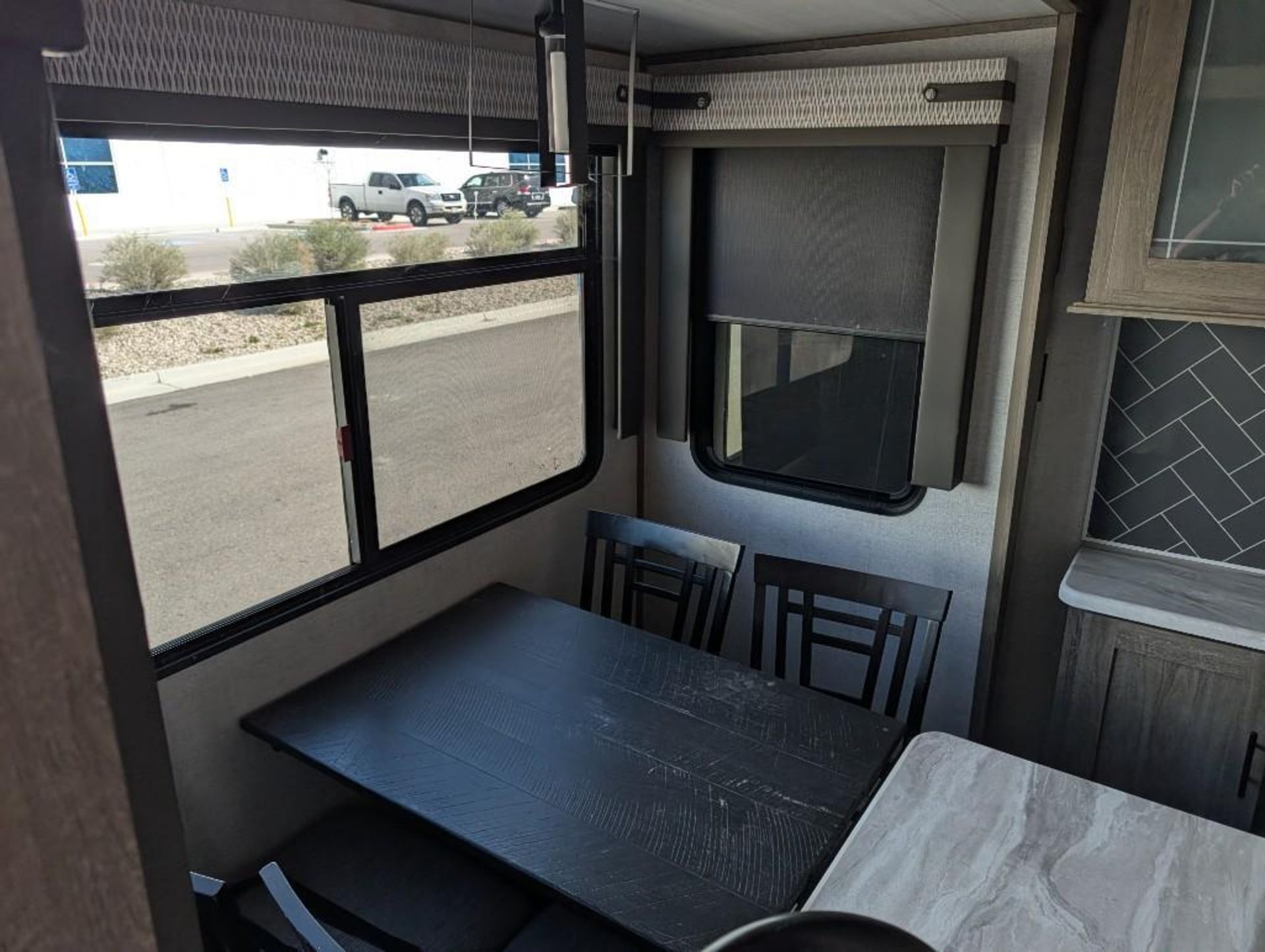 2020 Forest River Salem Hemisphere 5th wheel travel trailer VIN #: 4X4FSBP24LV006926 Features and No - Image 16 of 20