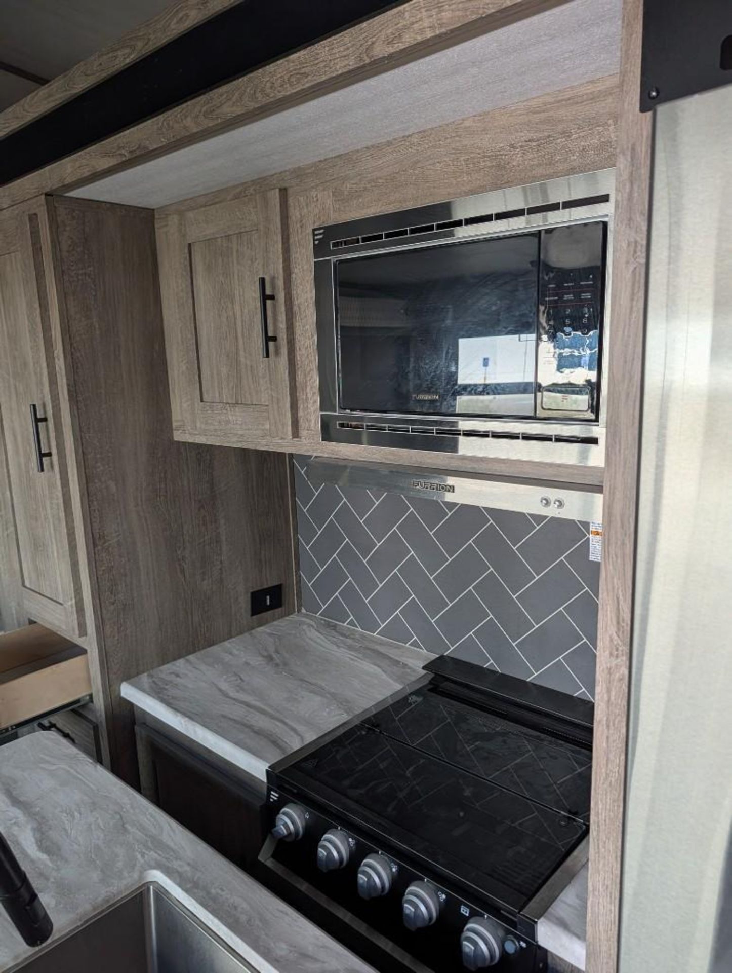 2020 Forest River Salem Hemisphere 5th wheel travel trailer VIN #: 4X4FSBP24LV006926 Features and No - Image 17 of 20