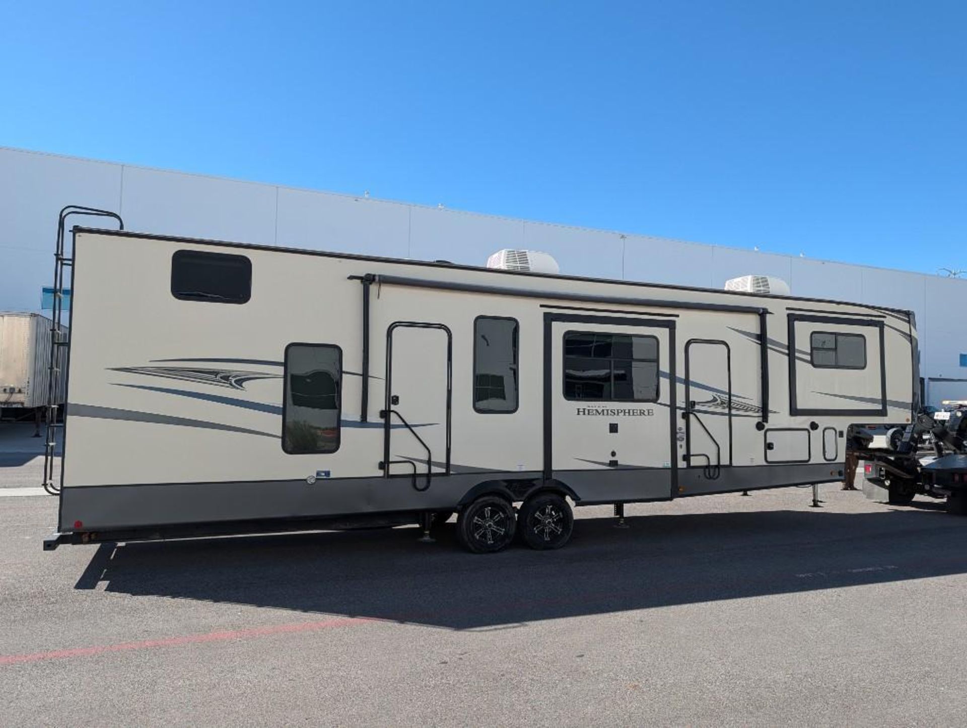 2020 Forest River Salem Hemisphere 5th wheel travel trailer VIN #: 4X4FSBP24LV006926 Features and No - Image 2 of 20