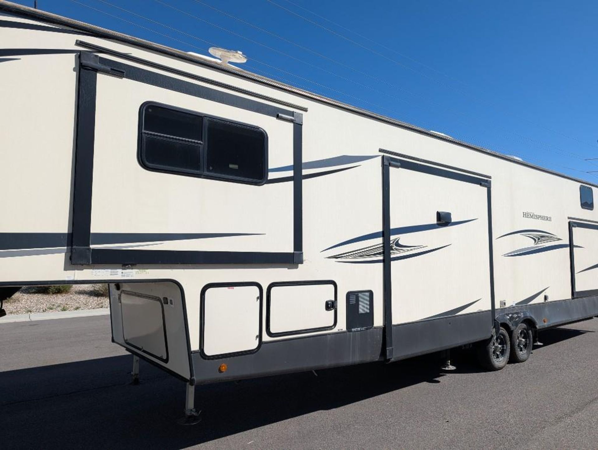 2020 Forest River Salem Hemisphere 5th wheel travel trailer VIN #: 4X4FSBP24LV006926 Features and No - Image 7 of 20