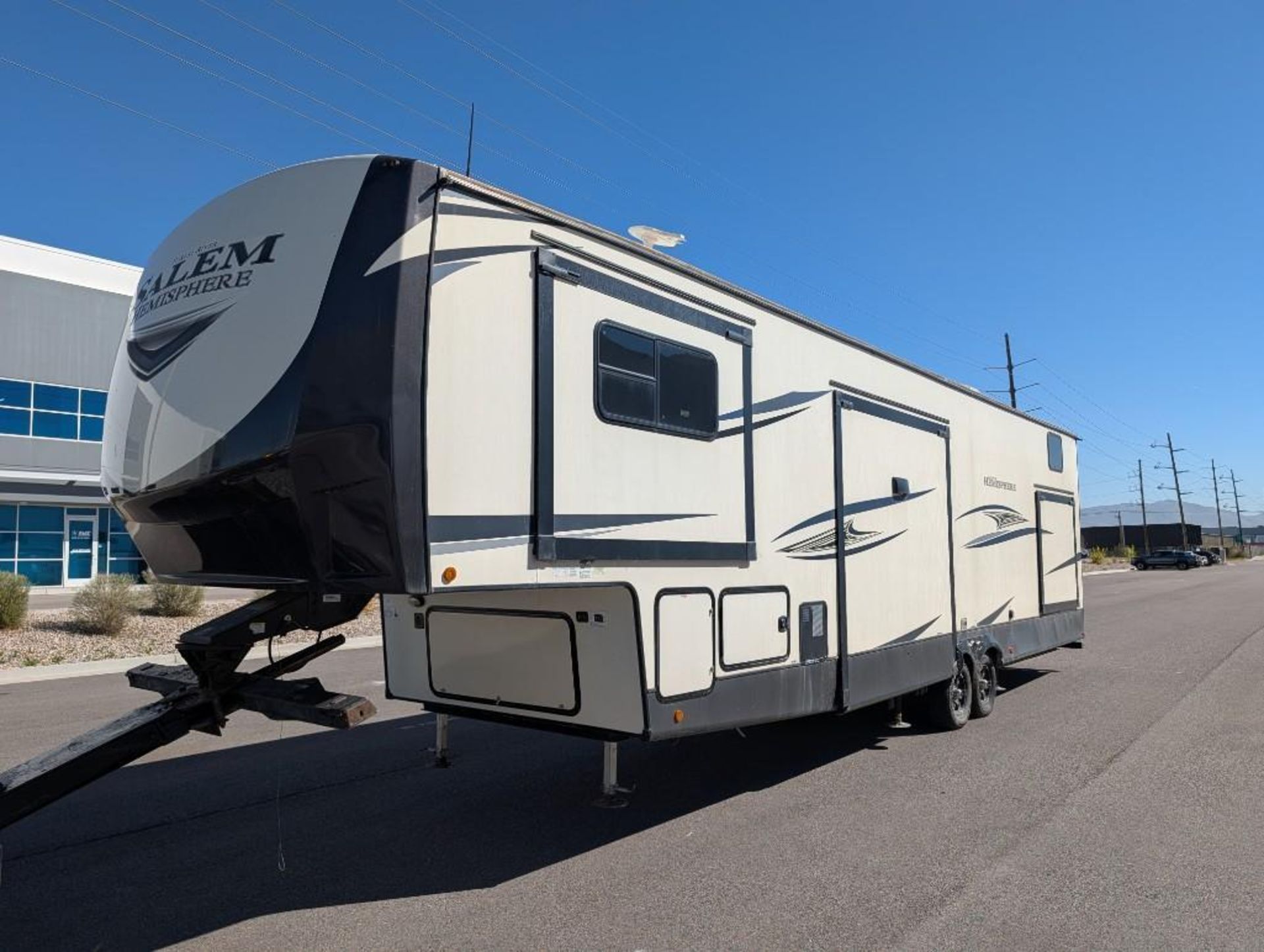 2020 Forest River Salem Hemisphere 5th wheel travel trailer VIN #: 4X4FSBP24LV006926 Features and No