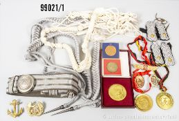 Konv. DDR, u.a. ca. 85 Orden, Abzeichen und Effekten, Feldbinde, Fangschnur, ...