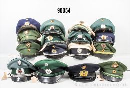 Konv. 16 Schirmmützen Polizei, Deutschland Nachkrieg, komplett mit Effekten, dabei auch ...