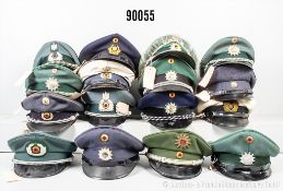 Konv. 16 Schirmmützen Polizei, Deutschland Nachkrieg, komplett mit Effekten, dabei auch ...
