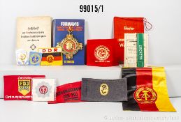 Konv. Verschiedenes, überwiegend DDR, Effekten und Abzeichen, sowie 2 Bücher ...
