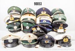 Konv. 16 Schirmmützen Polizei, Deutschland Nachkrieg, komplett mit Effekten, dabei auch ...