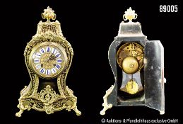 Kaminuhr im Barock-Boulle Stil, auf reliefdekorierte Messingscheibe Emaillekartuschen ...