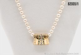 Perlencollier, Verschluss 750er GG, mit Diamanten, Altschliff, ca. 2 ct, w-si, sowie ...