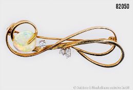 Brosche 585 GG, mit Opel ca. 0,8 ct und 4 Brillanten ca. 0,1 ct, w-si, ca. 3,8 g, B ca. ...