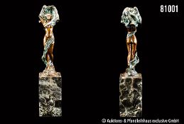 Bronzefigur "Weiblicher Akt, braun und grün patiniert, ein Tuch in den erhobenden ...