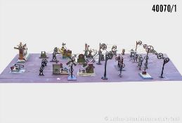 28 Antriebsmodelle auf große Holzplatte montiert, dabei Transmission, Kreissäge, ...