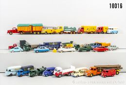 Überwiegend Dinky Toys Replika Modellfahrzeuge, dabei Supertoys Semi-Remorque Fruehauf ...