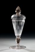Deckelpokal mit Farbfäden