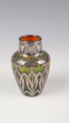 Vase mit galvanisiertem Feinsilber-Dekor ''Titania orange opal mit Blattgrün Gre 4212''