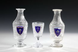 Paar Flakons und kleiner Fußbecher aus dem Service des  Zaren Nikolaus I. aus dem Peterhofer Palast