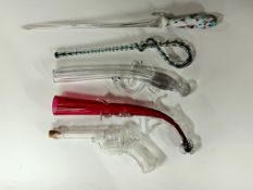 Konvolut drei Pistolen und zwei Hiebwaffen