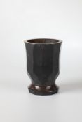 Fußbecher aus Steinglas