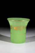 Chrysopras-Becher mit Golddekor