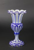 Urnenförmige Vase mit Doppelüberfang