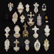 21 holy water fonts in porcelain, stoneware and biscuit porcelain.