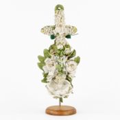 Pierre Dartout (XIX-XX) 'Croix en Fleurs de Porcelaine', holy water font with crucifix, biscuit porc
