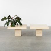 A Pair of square side tables or coffee tables, travertine. Circa 1980-1990. (72.5 x 40 x 72.5 cm)