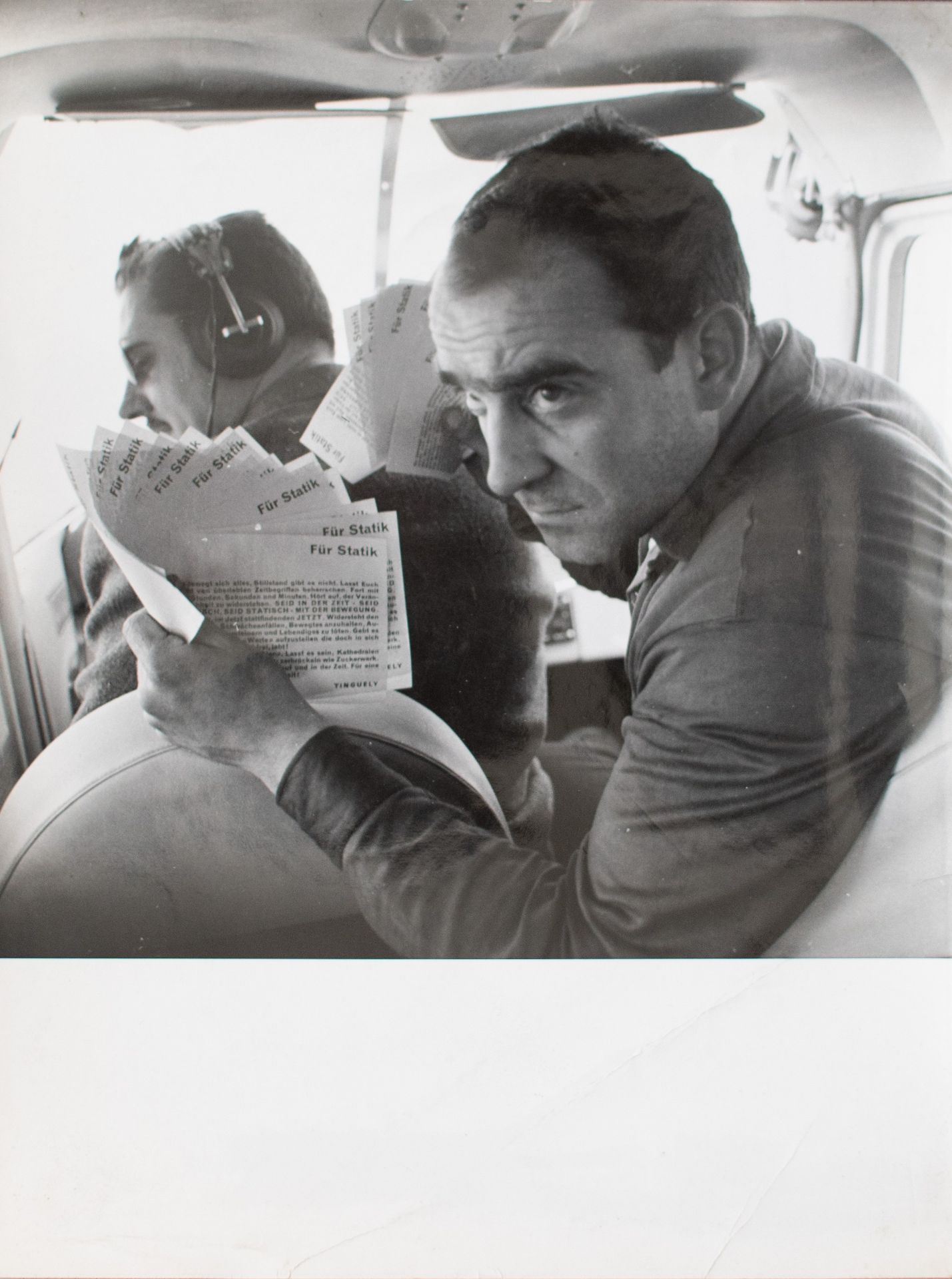 Charles Wilp? | Jean Tinguely mit Manifest | Fotografie | 1959 - Bild 3 aus 6