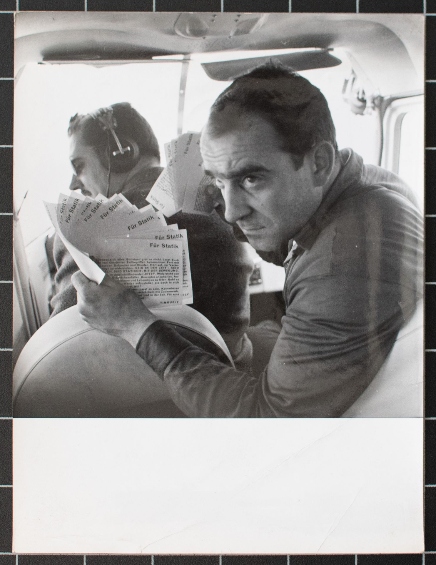 Charles Wilp? | Jean Tinguely mit Manifest | Fotografie | 1959 - Bild 5 aus 6