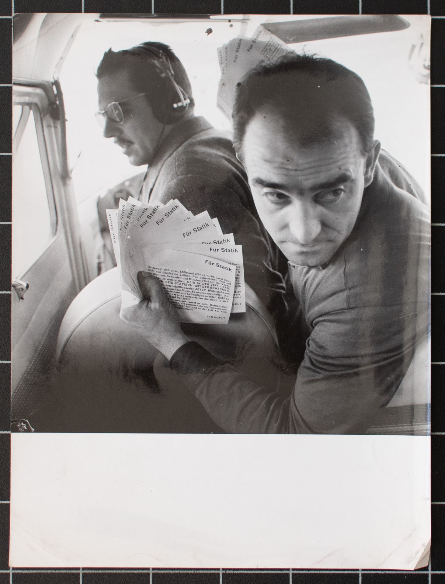 Charles Wilp? | Jean Tinguely mit Manifest | Fotografie | 1959 - Bild 6 aus 6