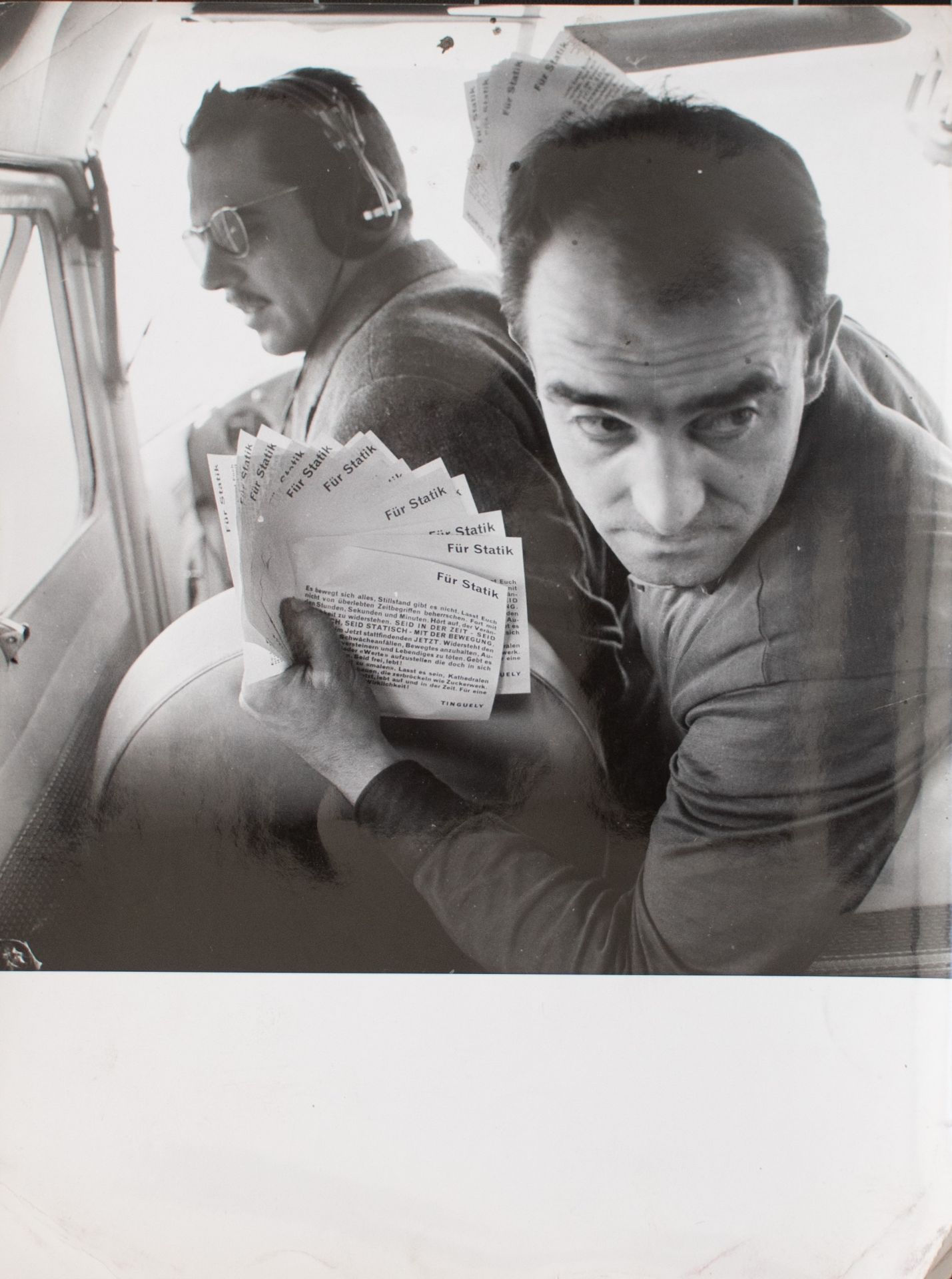 Charles Wilp? | Jean Tinguely mit Manifest | Fotografie | 1959 - Bild 4 aus 6