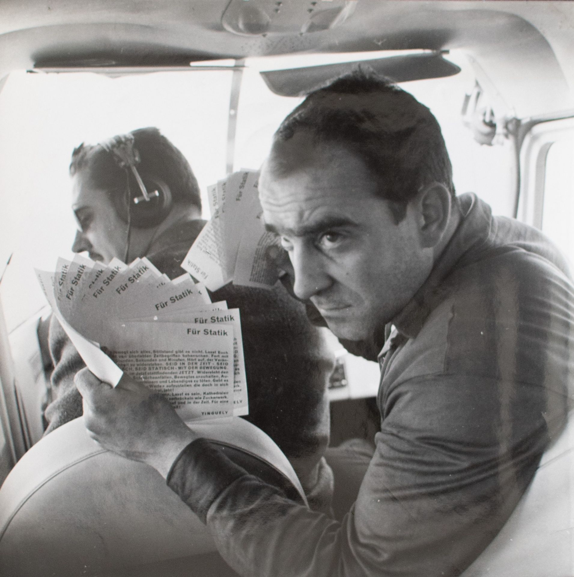 Charles Wilp? | Jean Tinguely mit Manifest | Fotografie | 1959 - Bild 2 aus 6