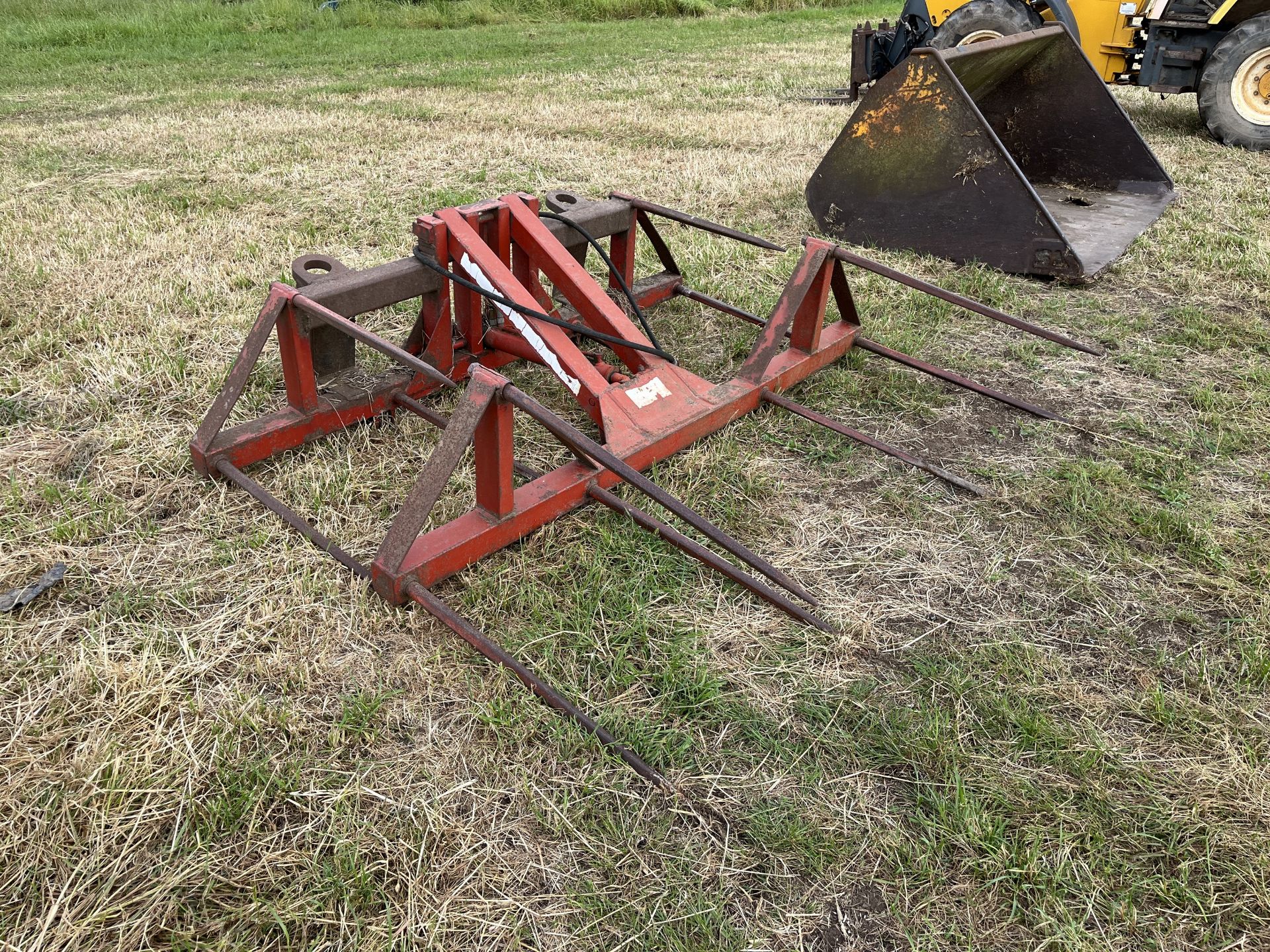 Hydraulic lift bale spike, 3 point linkage and pin & cone brackets - Image 2 of 2