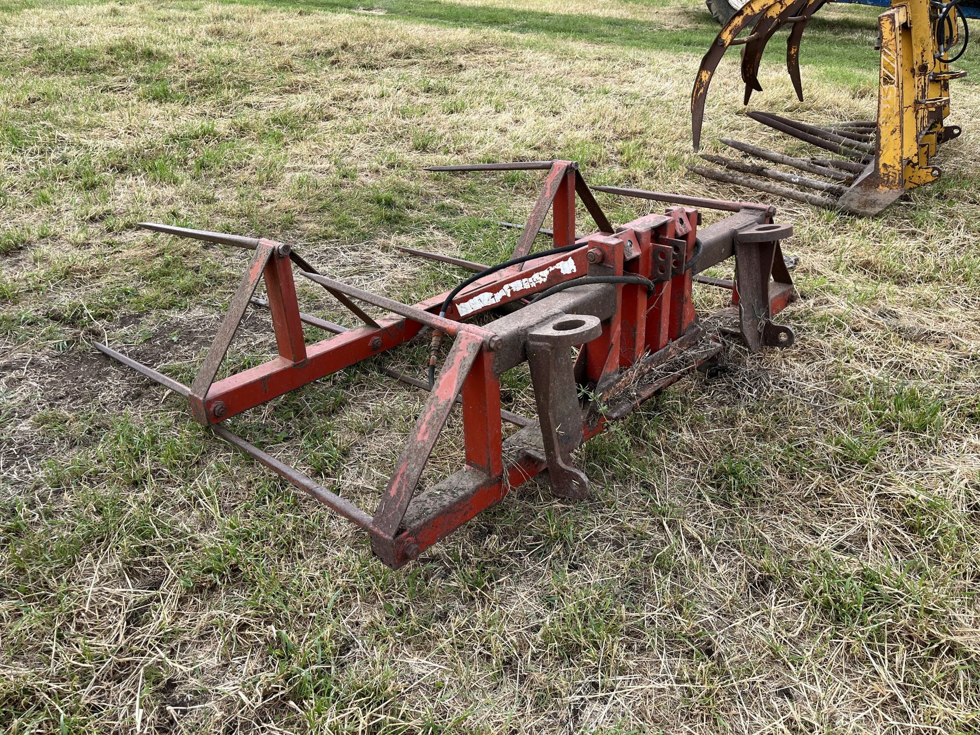 Hydraulic lift bale spike, 3 point linkage and pin & cone brackets