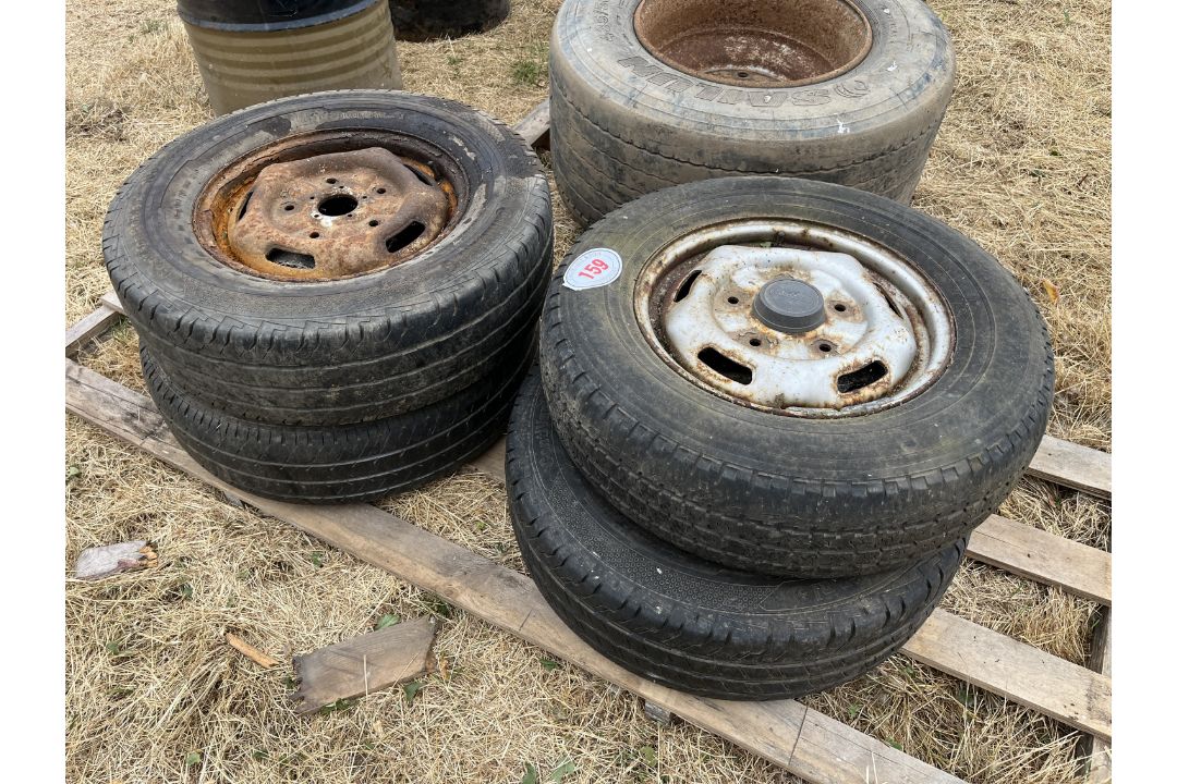 4 Wheels & tyres 215/75R16