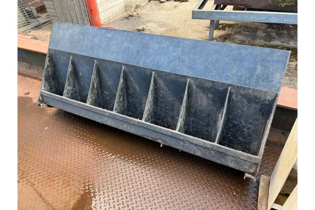 7 Space pig feeder - Image 1 of 2