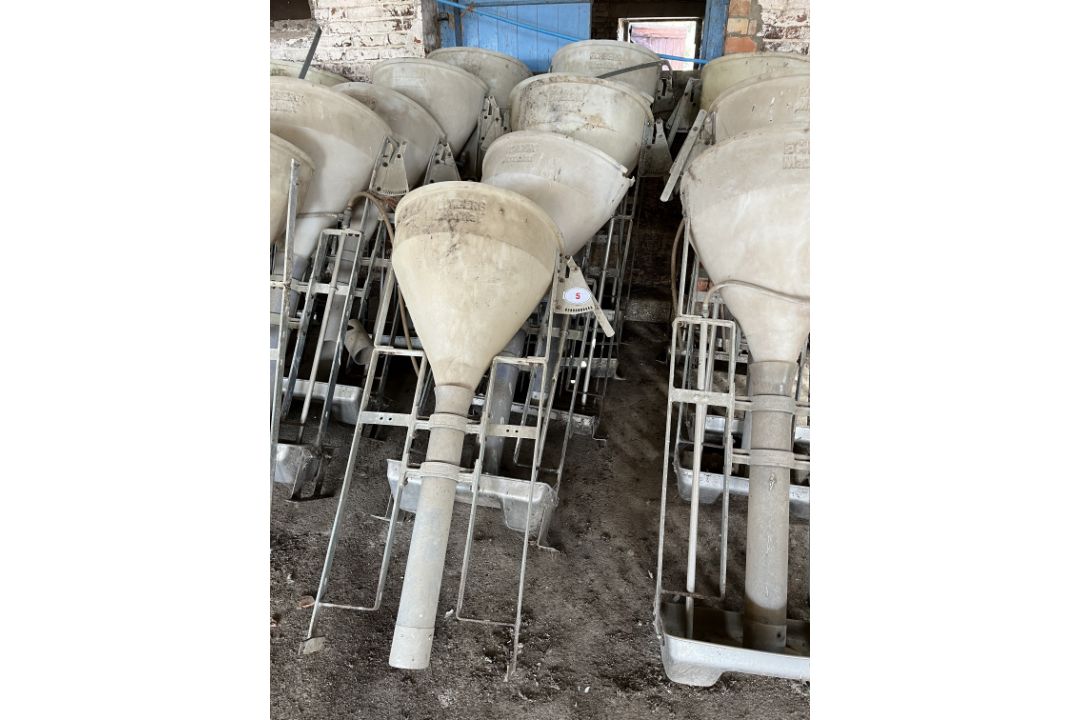 5 Echberg Maximat double sided feeders/drinkers