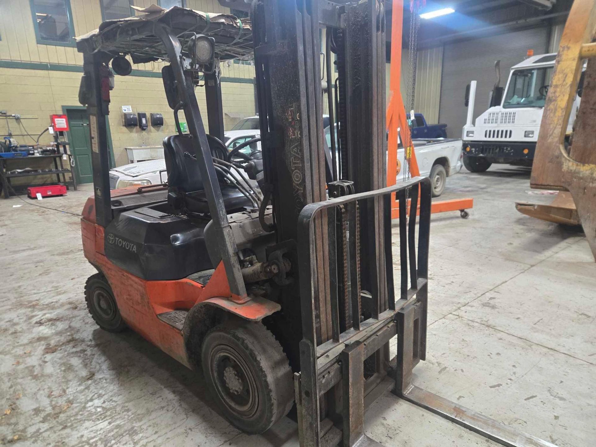 (2005) Toyota Forllift Model 7FDU25 - Image 4 of 6